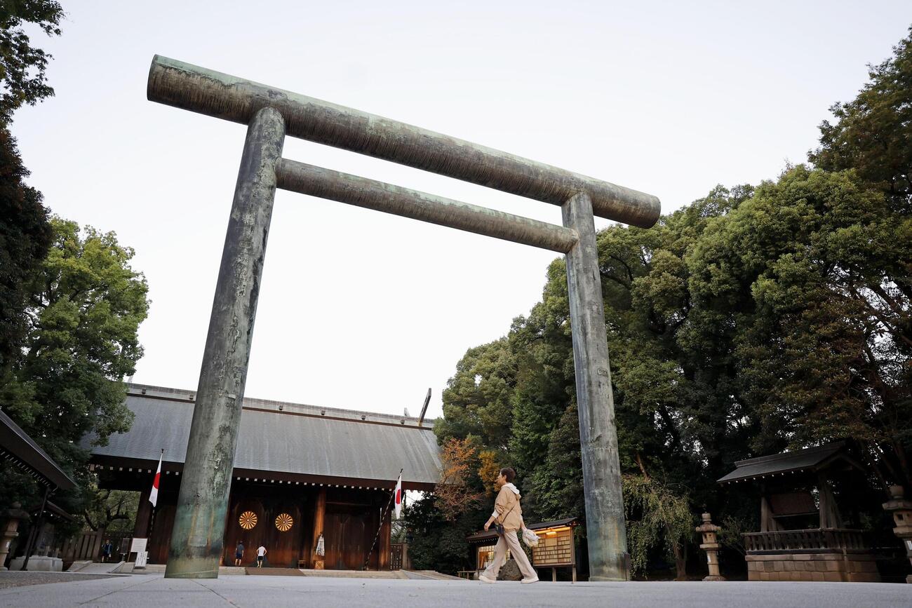 秋季例大祭を迎えた靖国神社＝17日午前、東京・九段北(共同)