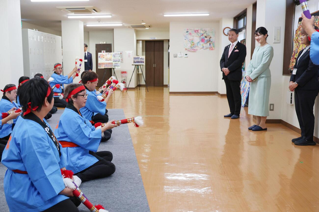 障害者の就労支援施設でレクリエーション活動を見学される愛子さま＝17日午後、鳥取県倉吉市（代表撮影）（共同）