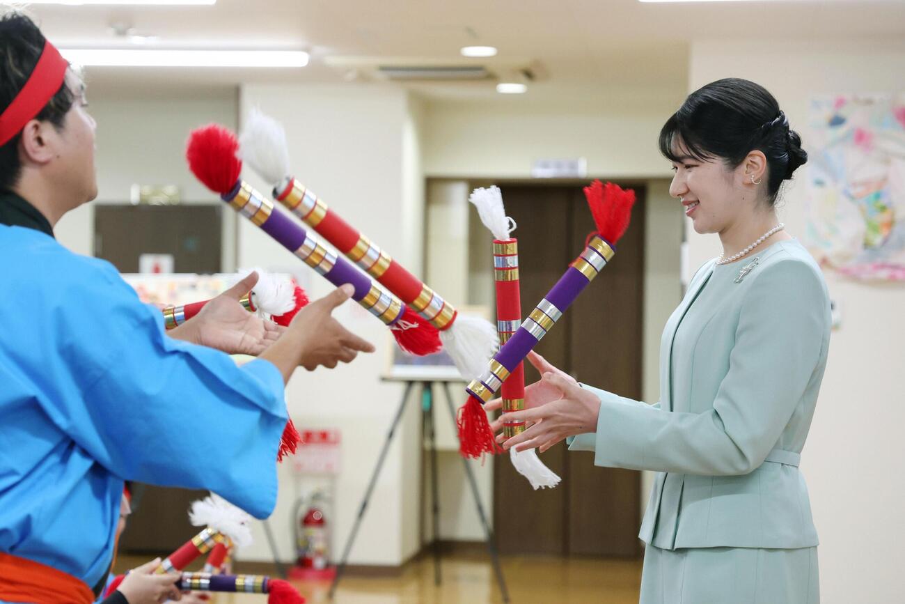 障害者の就労支援施設でレクリエーション活動を体験される愛子さま＝17日午後、鳥取県倉吉市（代表撮影）（共同）