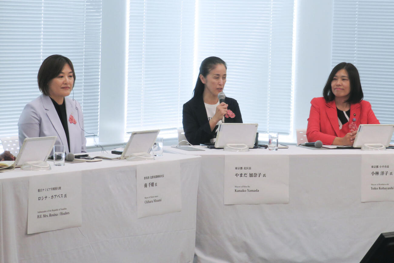 「女性首長によるびじょんネットワーク」の会議で、テーマ別のセッションで議論する女性首長ら（共同）