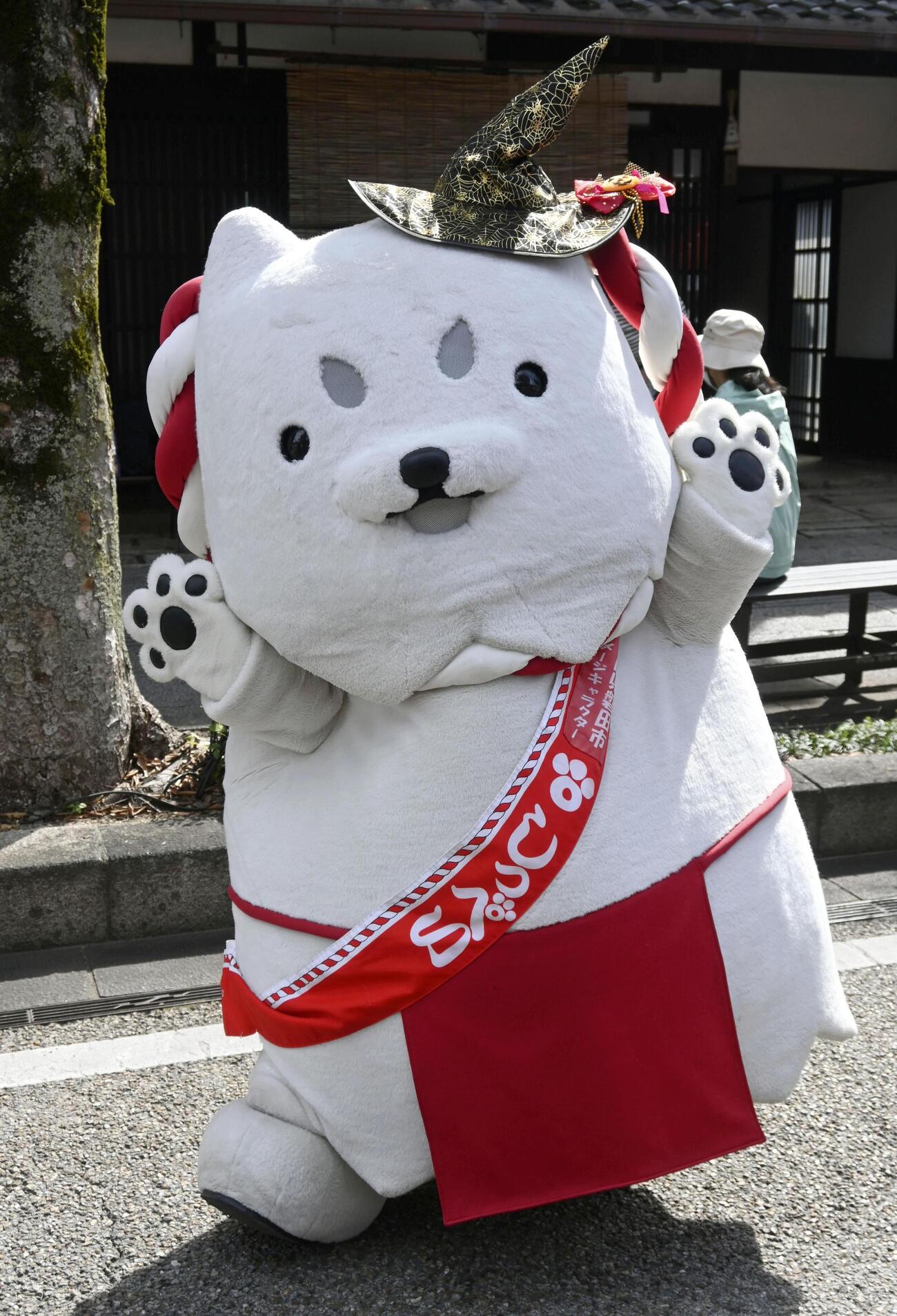 「ご当地キャラ博2026」で来場者の声援に応える静岡県磐田市のキャラクター「しっぺい」（共同）