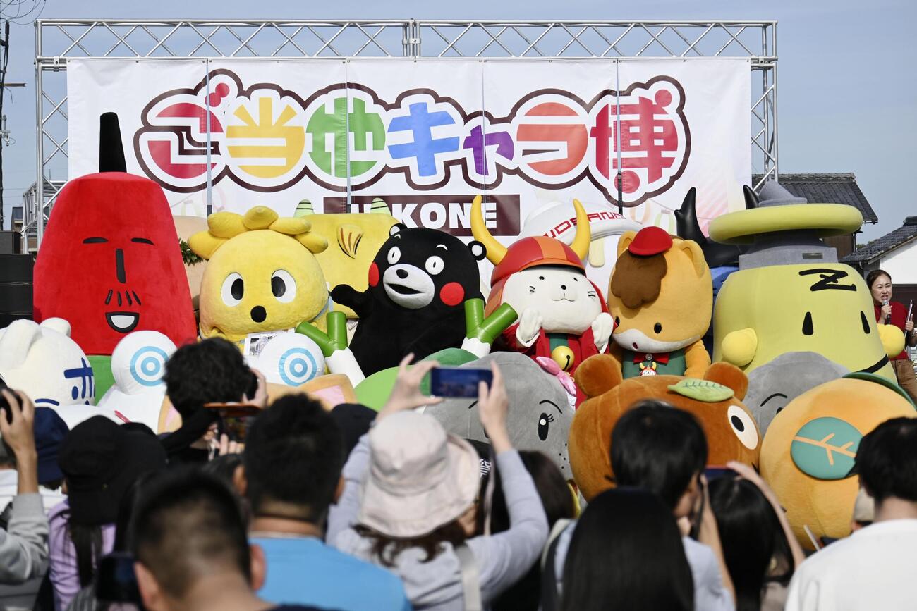 滋賀県彦根市で開かれた「ご当地キャラ博2026」の開幕式＝17日午前（共同）