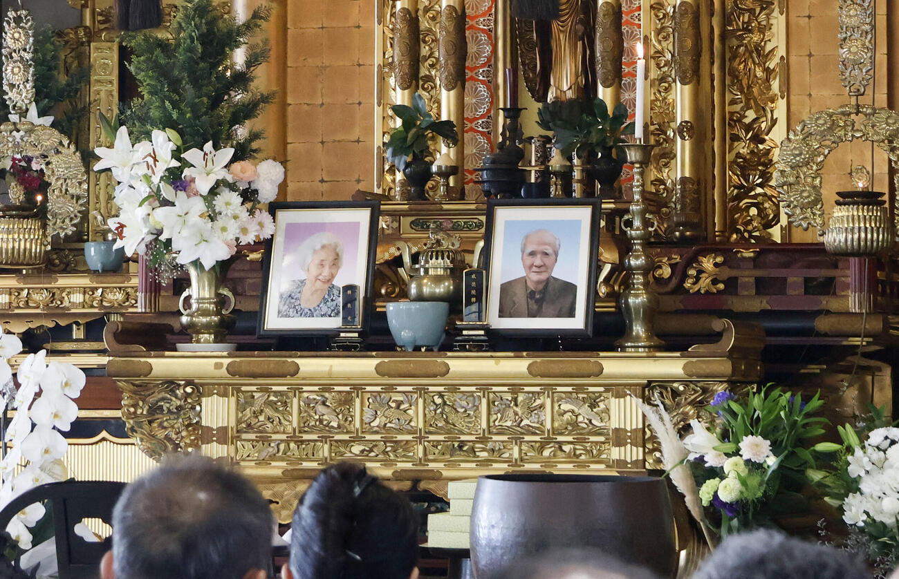 一周忌法要で飾られた村山富市元首相の遺影。左は妻ヨシヱさんの遺影（共同）