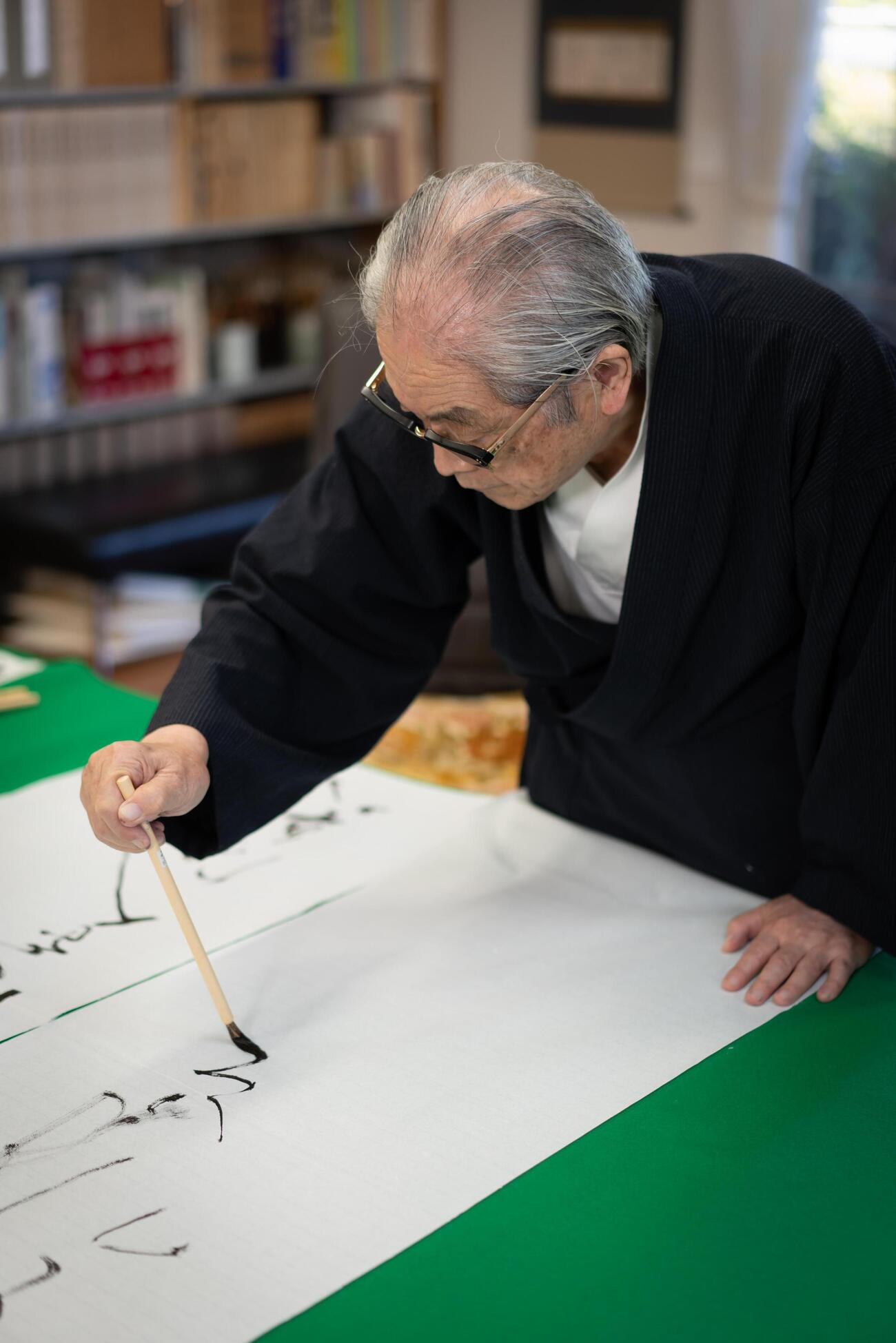書家による作品制作の様子（日本書道ユネスコ登録推進協議会提供）（共同）
