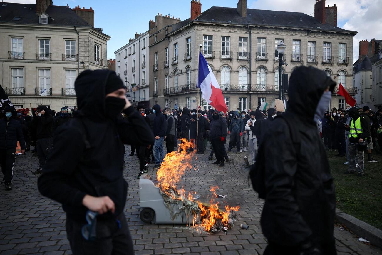 フランス・ナントでデモに参加する人々（ロイター）