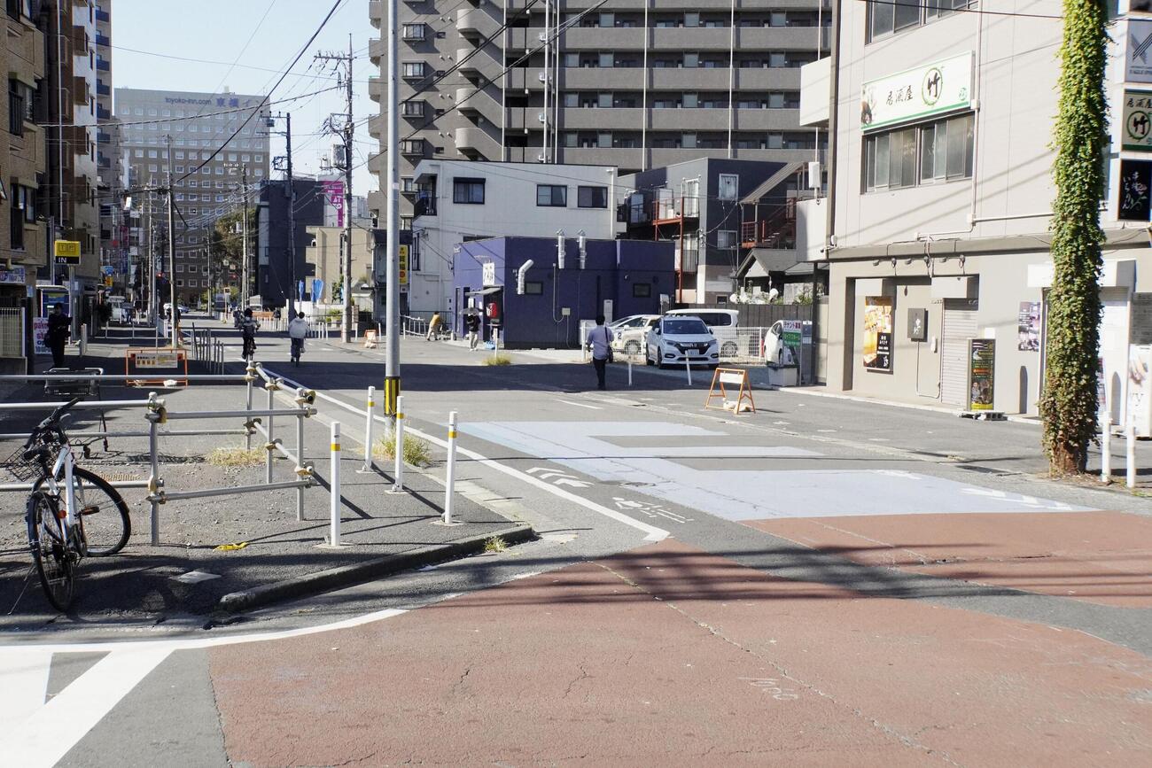 男性が刺されたとみられる東京都福生市の現場周辺＝18日午前10時ごろ