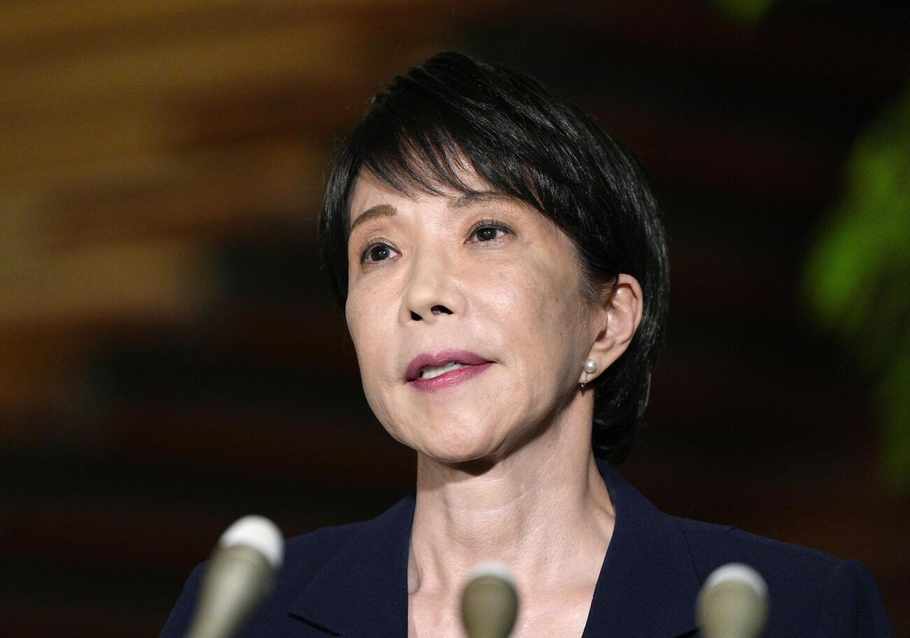 14日、簗農相を更迭し、記者団の取材に応じる高市首相＝首相官邸(共同)