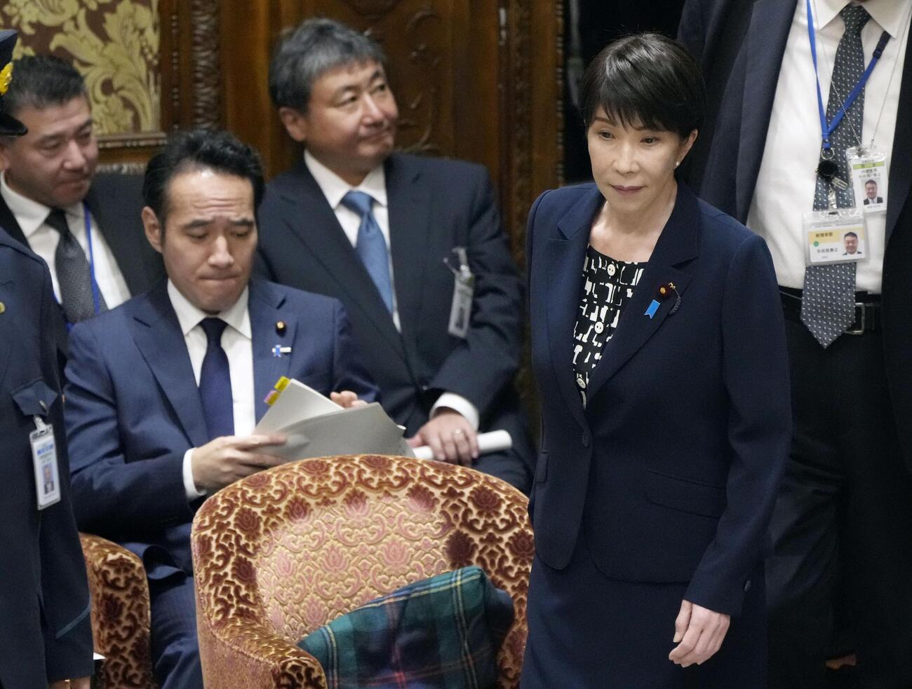 14日、衆院予算委に臨む高市首相（右）と簗農相。予算委終了後、農相は首相と官邸で会い、辞表を提出した(共同)