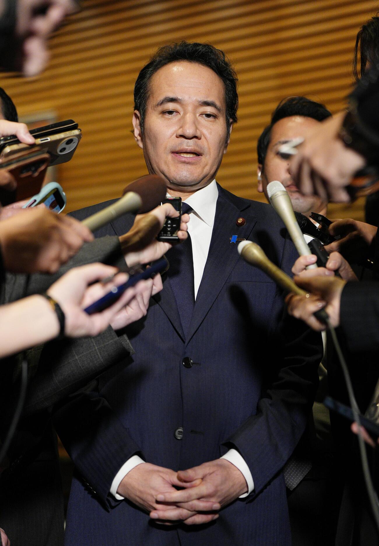 14日、高市首相に辞表を提出し、首相官邸で記者団の取材に応じる簗和生氏(共同)