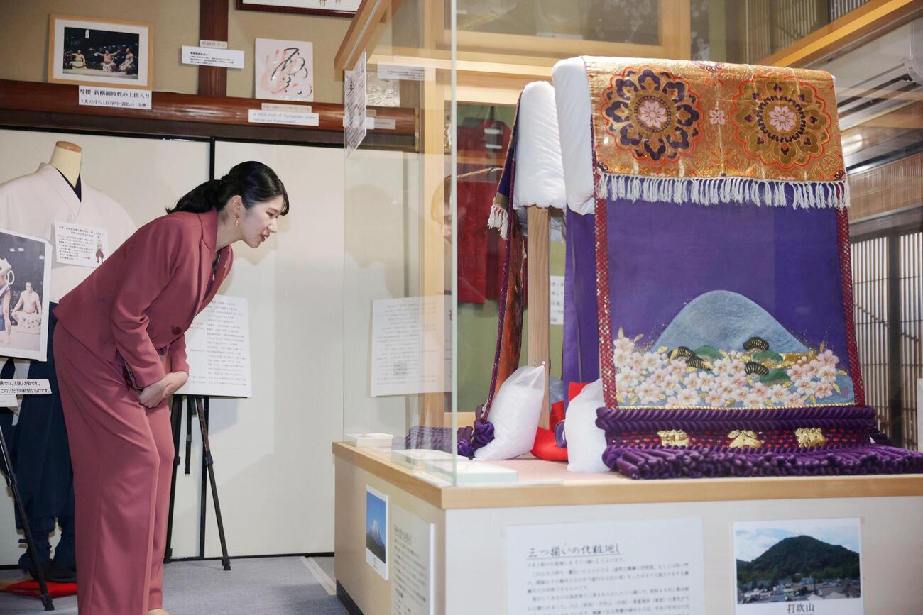 元横綱琴桜の記念館を見学される愛子さま＝18日午後、鳥取県倉吉市（代表撮影）（共同）