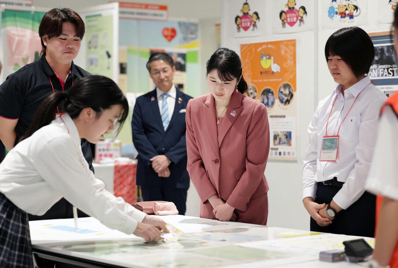 避難所運営を疑似体験するゲームに参加される愛子さま＝18日午前、鳥取県倉吉市の県立美術館（代表撮影）（共同）