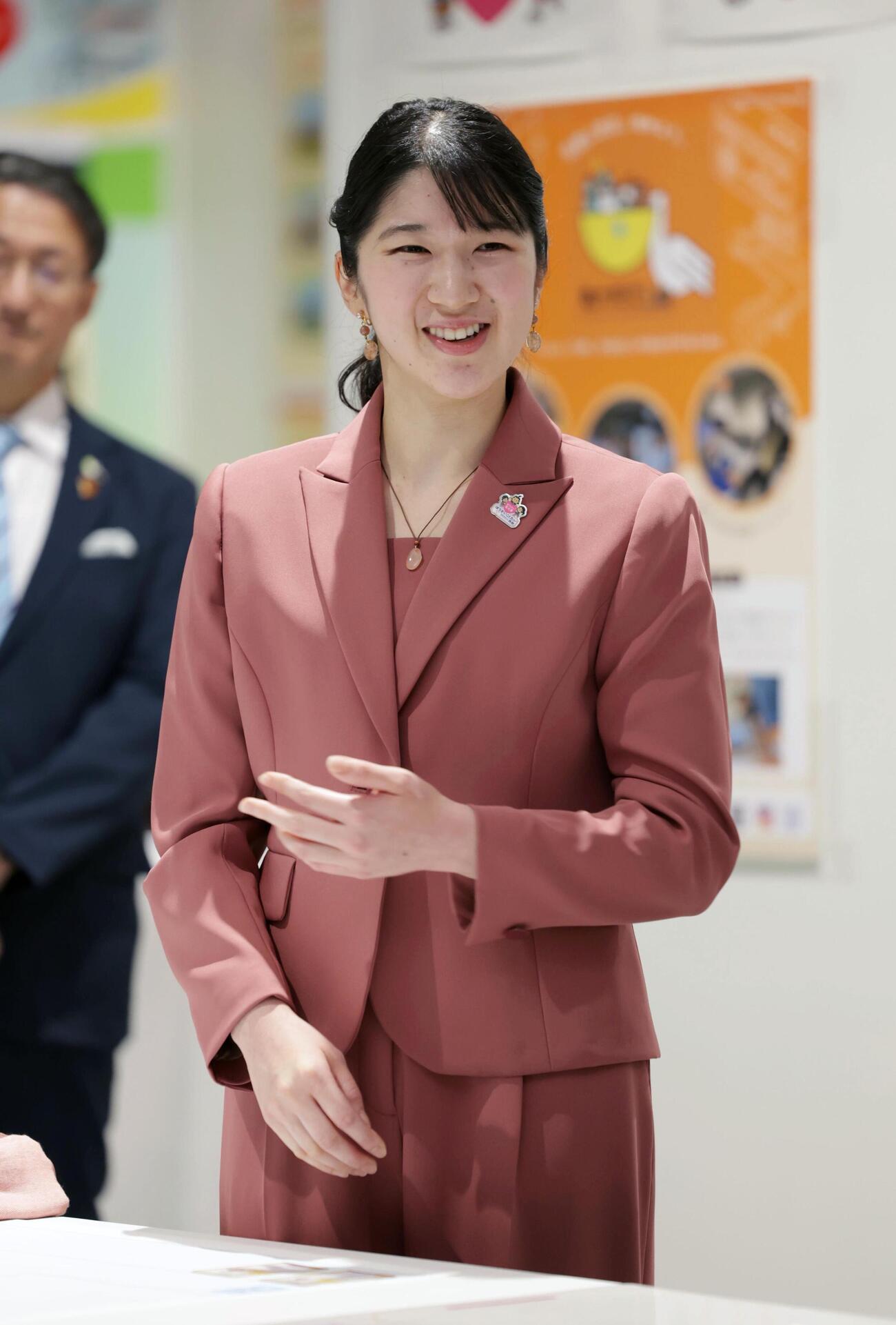 避難所運営を疑似体験するゲームに参加された愛子さま＝18日午前、鳥取県倉吉市の県立美術館（代表撮影）（共同）