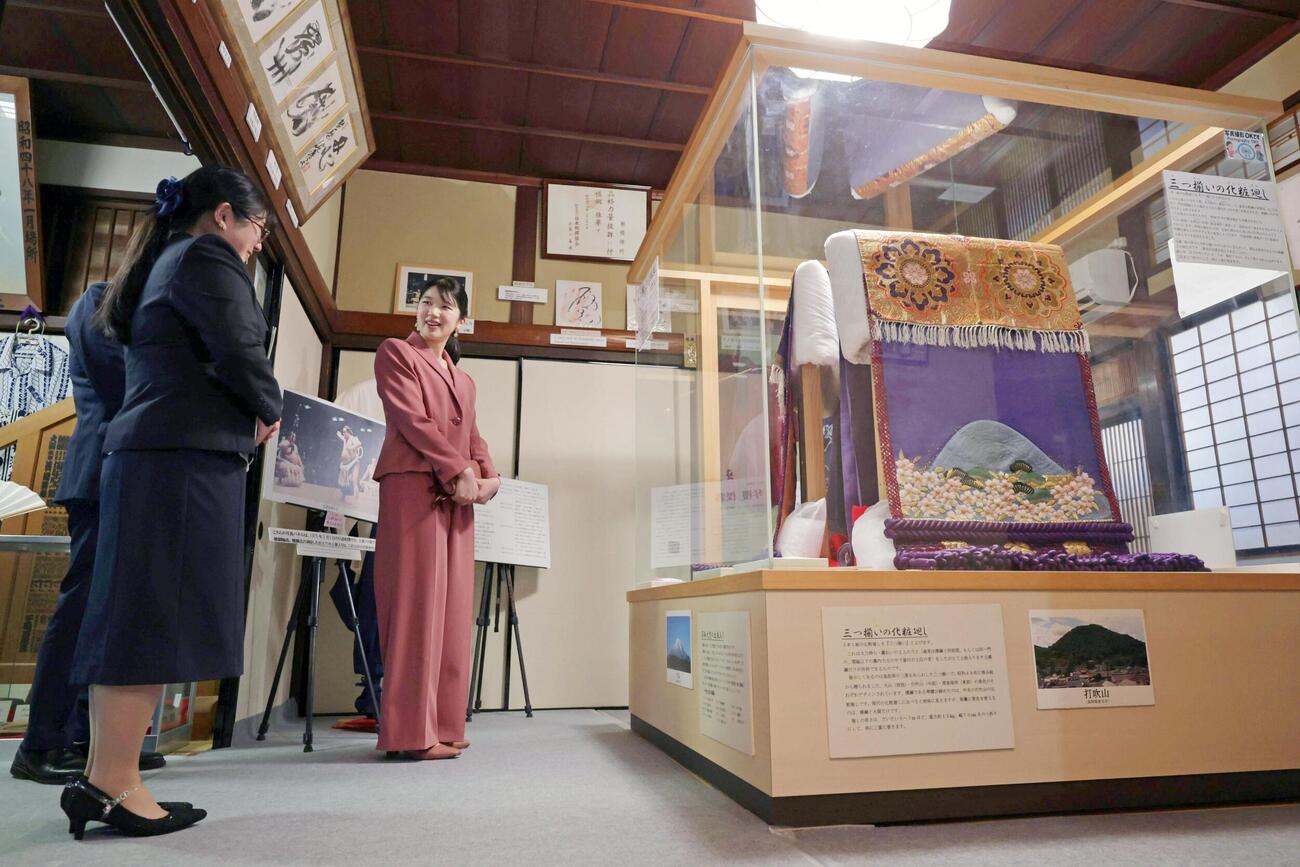 元横綱琴桜の記念館を見学される愛子さま＝18日午後、鳥取県倉吉市（代表撮影）（共同）