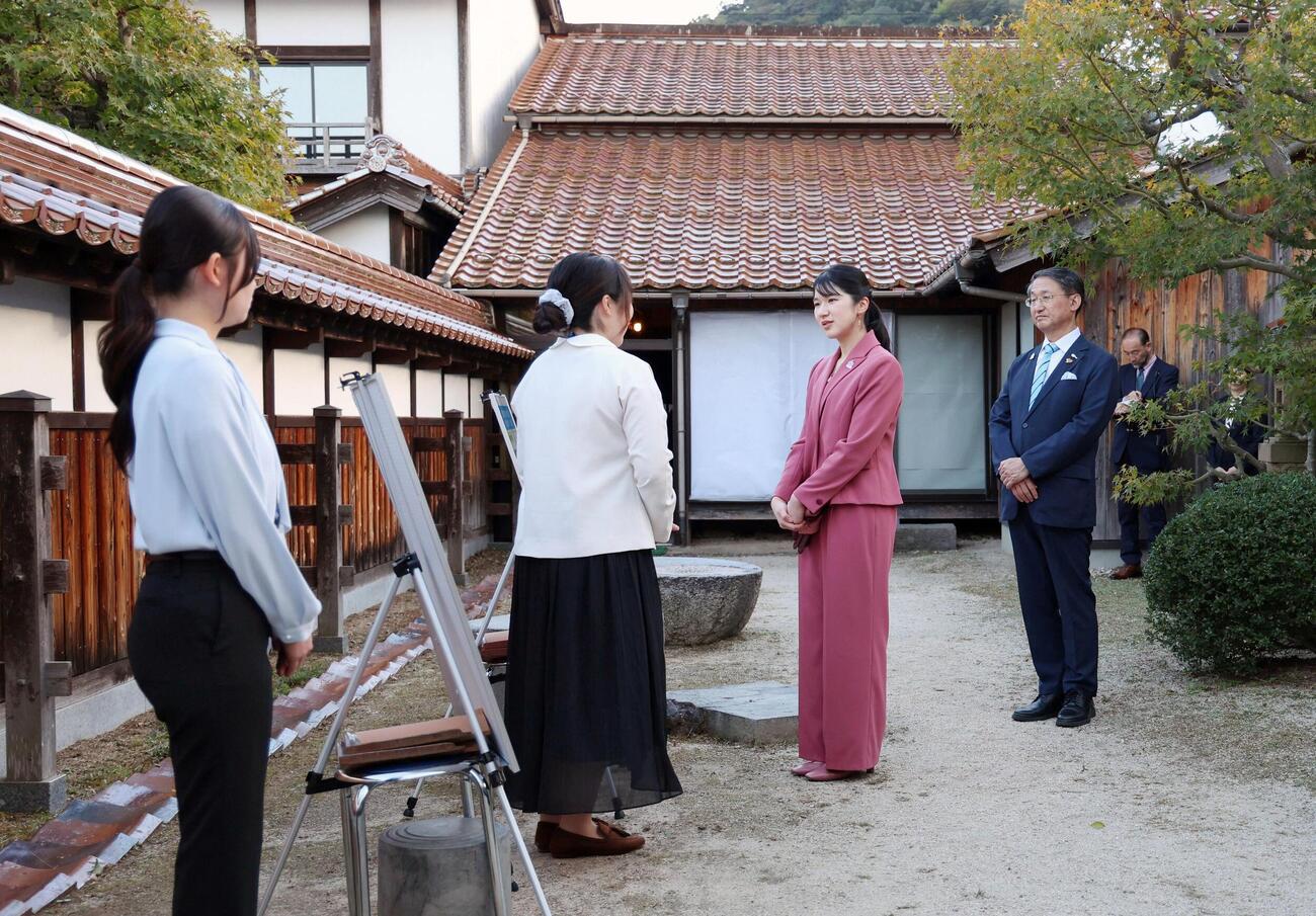 被災経験者らと懇談される愛子さま＝18日午後、鳥取県倉吉市（代表撮影）（共同）