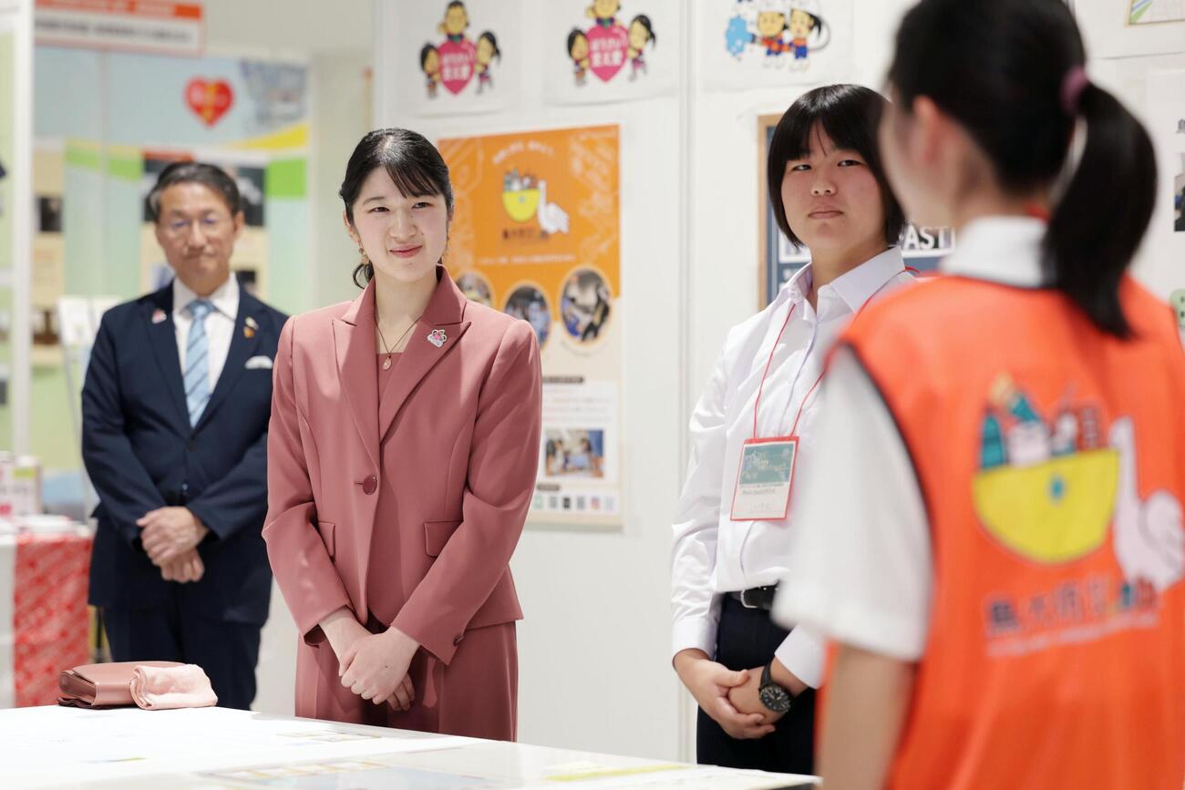 避難所運営を疑似体験するゲームに参加される愛子さま＝18日午前、鳥取県倉吉市の県立美術館（代表撮影）（共同）