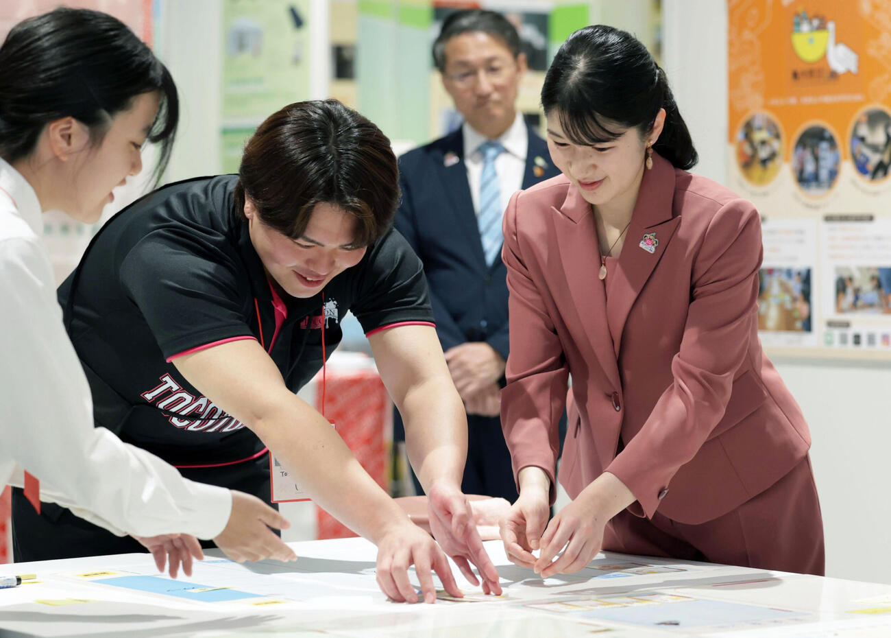 避難所運営を疑似体験するゲームに取り組まれる愛子さま（代表撮影）（共同）