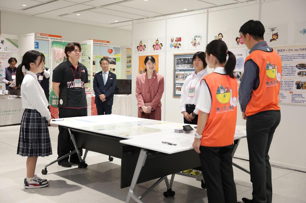 避難所運営を疑似体験するゲームに参加される愛子さま＝18日午前、鳥取県倉吉市の県立美術館（代表撮影）（共同）