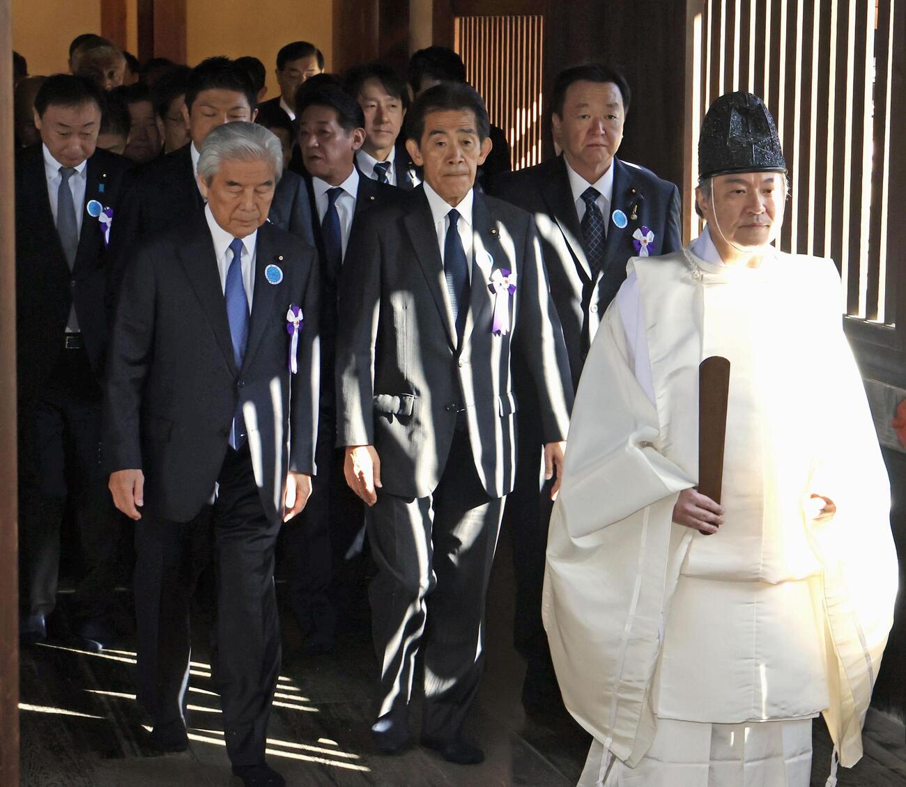 参拝に向かう「みんなで靖国神社に参拝する国会議員の会」のメンバー＝19日午前、東京・九段北の靖国神社（共同）