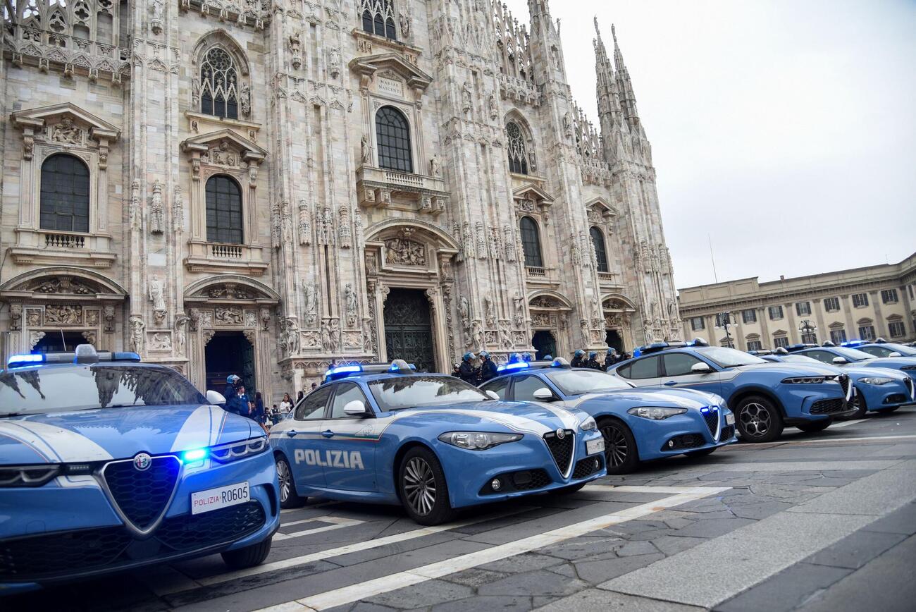 警備のため観光名所の大聖堂ドゥオーモ前に並んだパトカー＝18日、イタリア・ミラノ（ロイター＝共同）