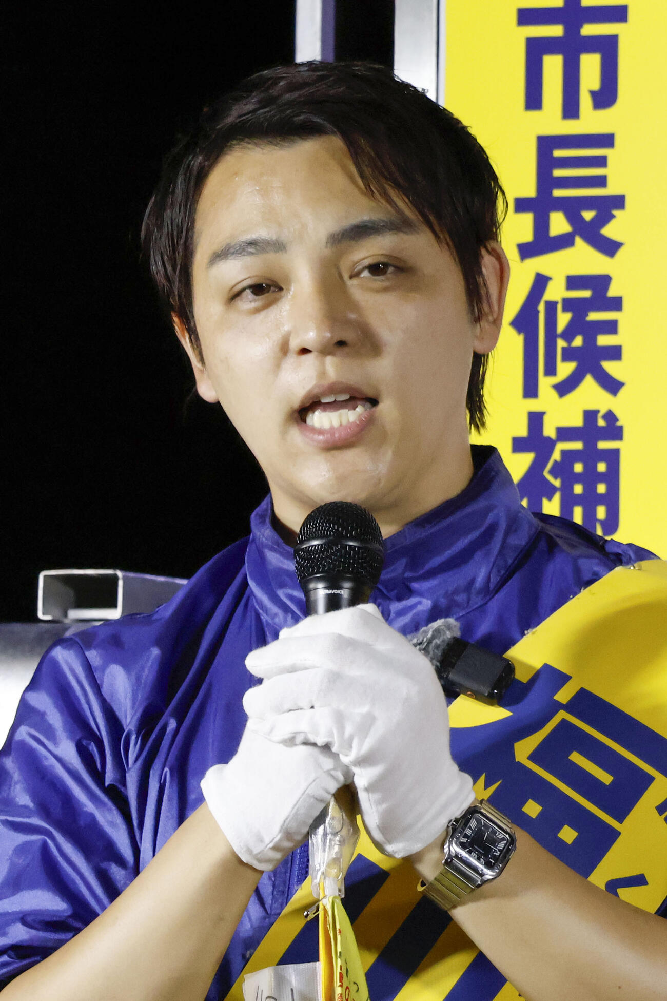街頭演説で支持を訴える福山敦士氏＝17日午後、横浜市（共同）