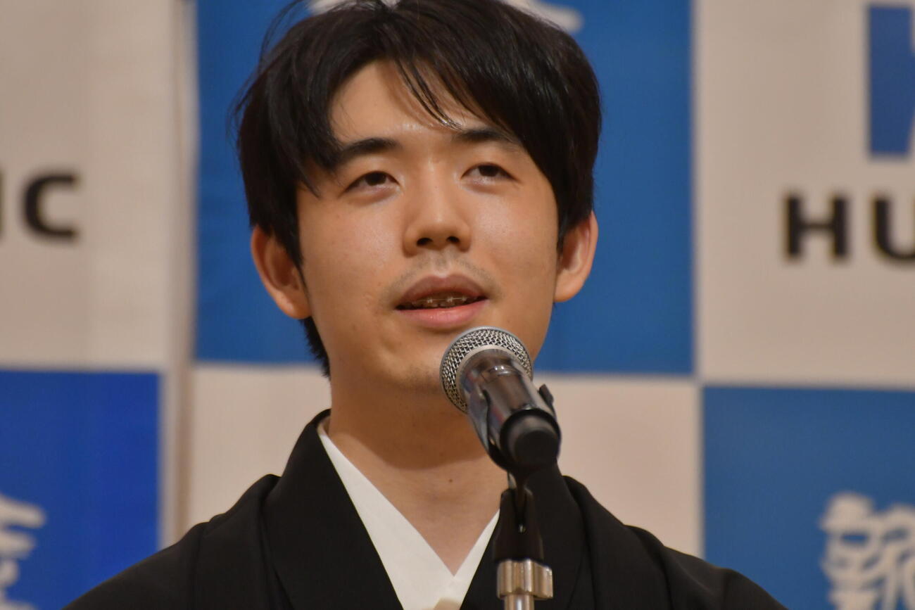 就位式で謝辞を述べる藤井聡太棋聖
