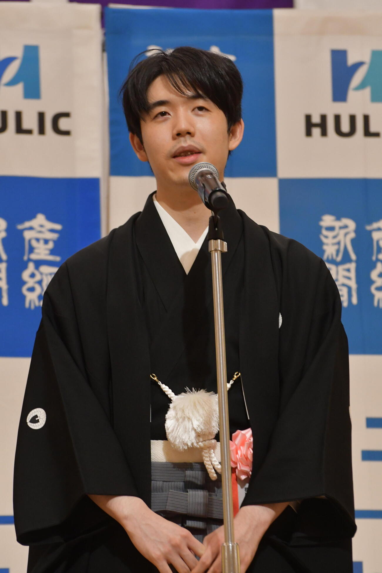 就位式で謝辞を述べる藤井聡太棋聖