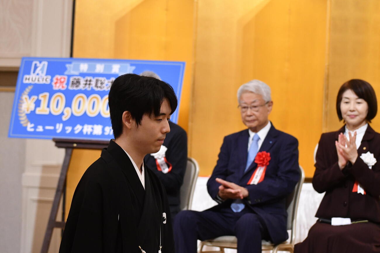 棋聖就位式に入場する藤井聡太棋聖