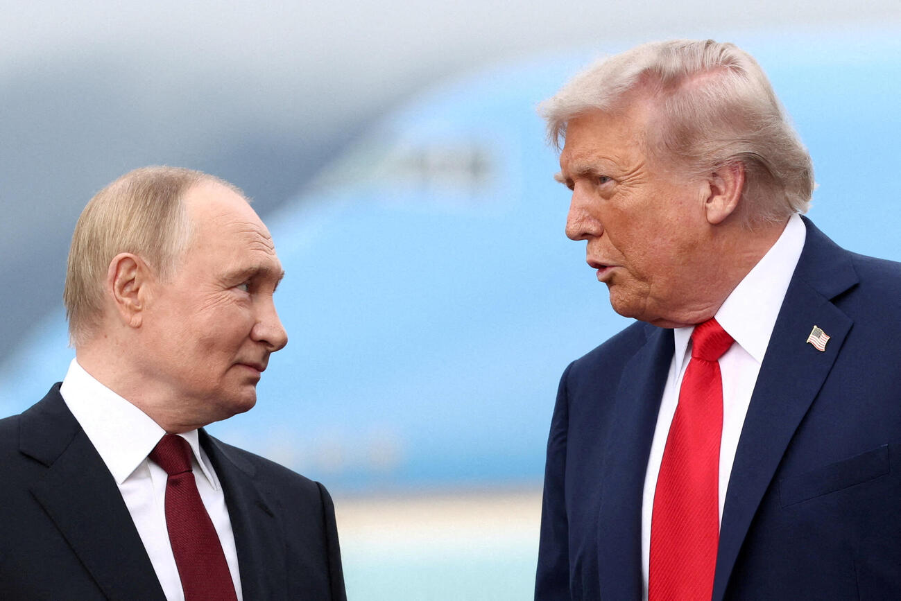ロシアのプーチン大統領（左）に話しかけるトランプ米大統領＝2025年8月、アラスカ州（ロイター＝共同）