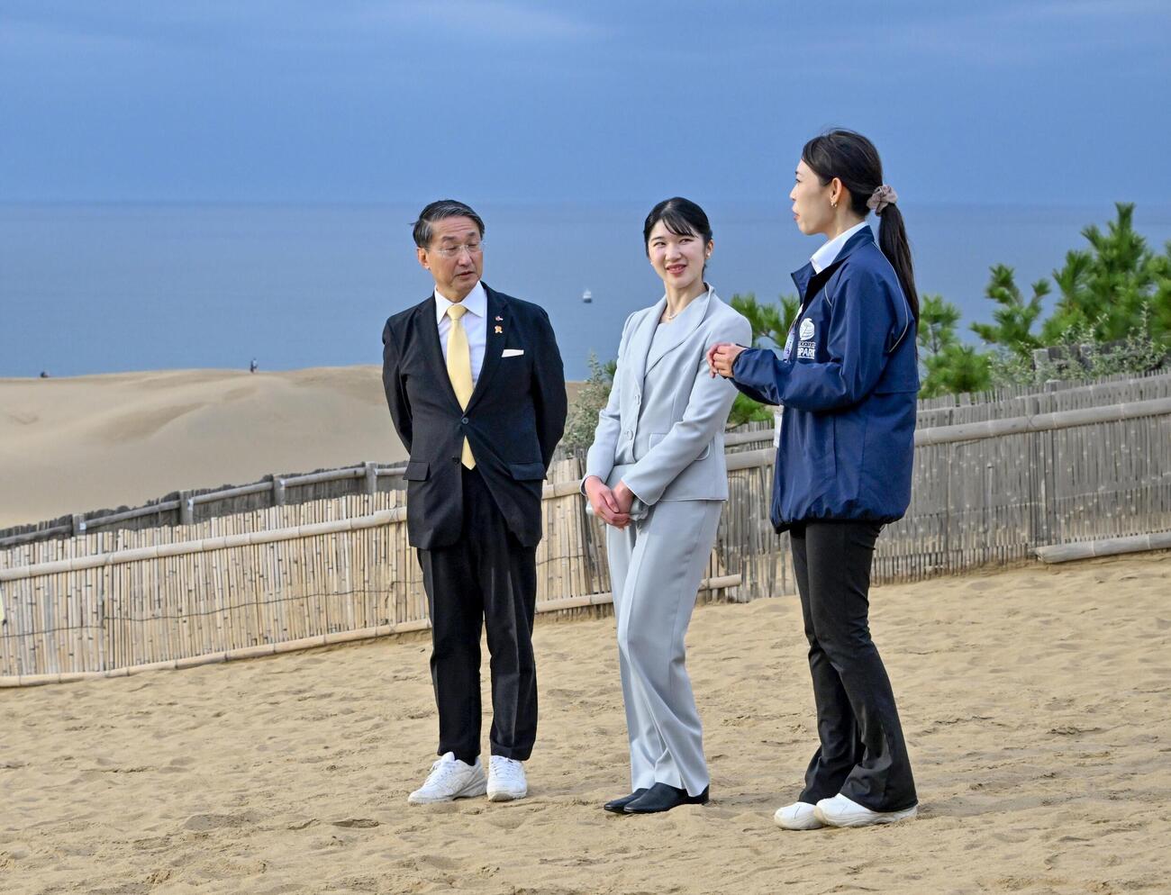 鳥取砂丘を見学される愛子さま＝19日午後、鳥取市（代表撮影）