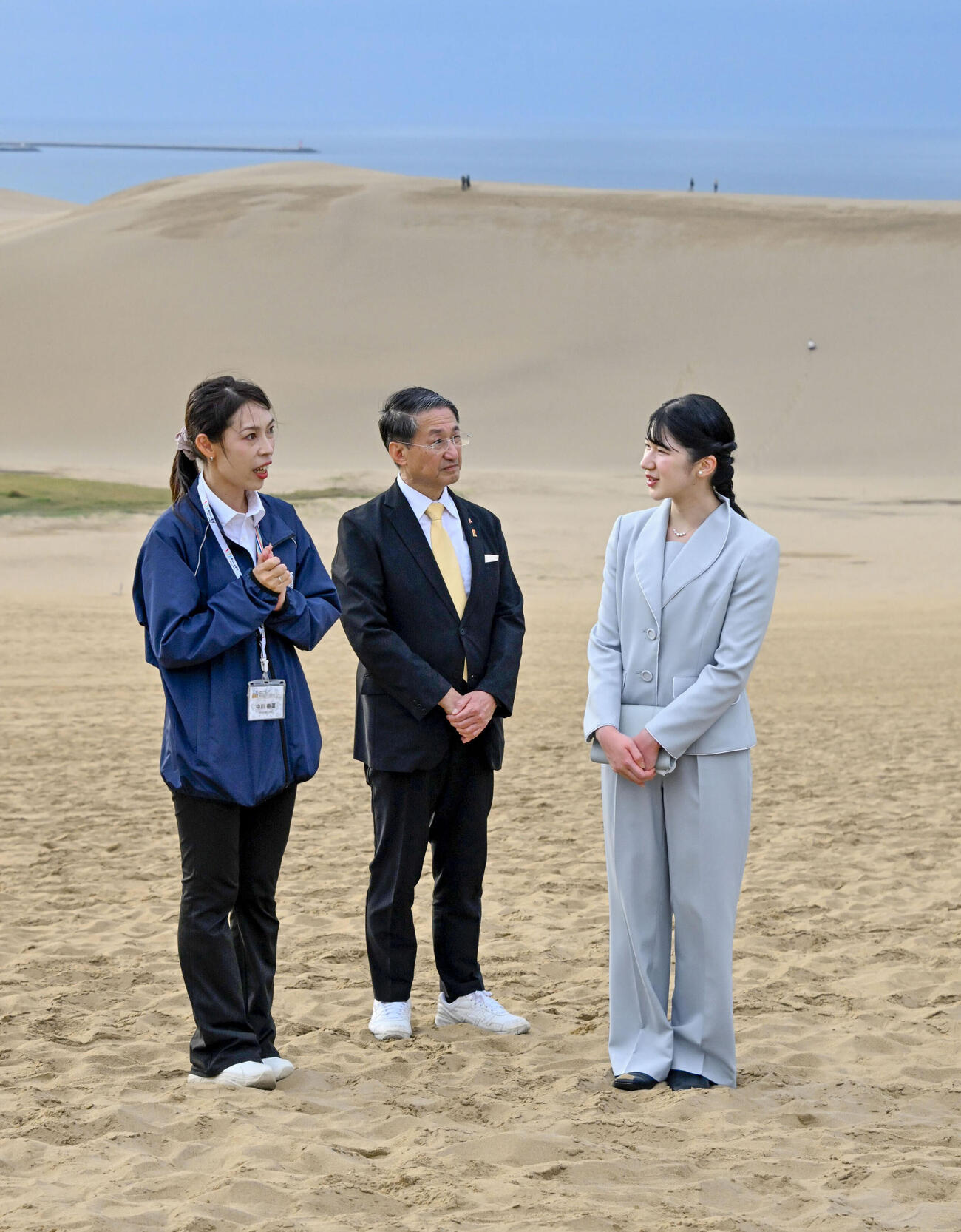鳥取砂丘を見学される愛子さま＝19日午後、鳥取市（代表撮影）