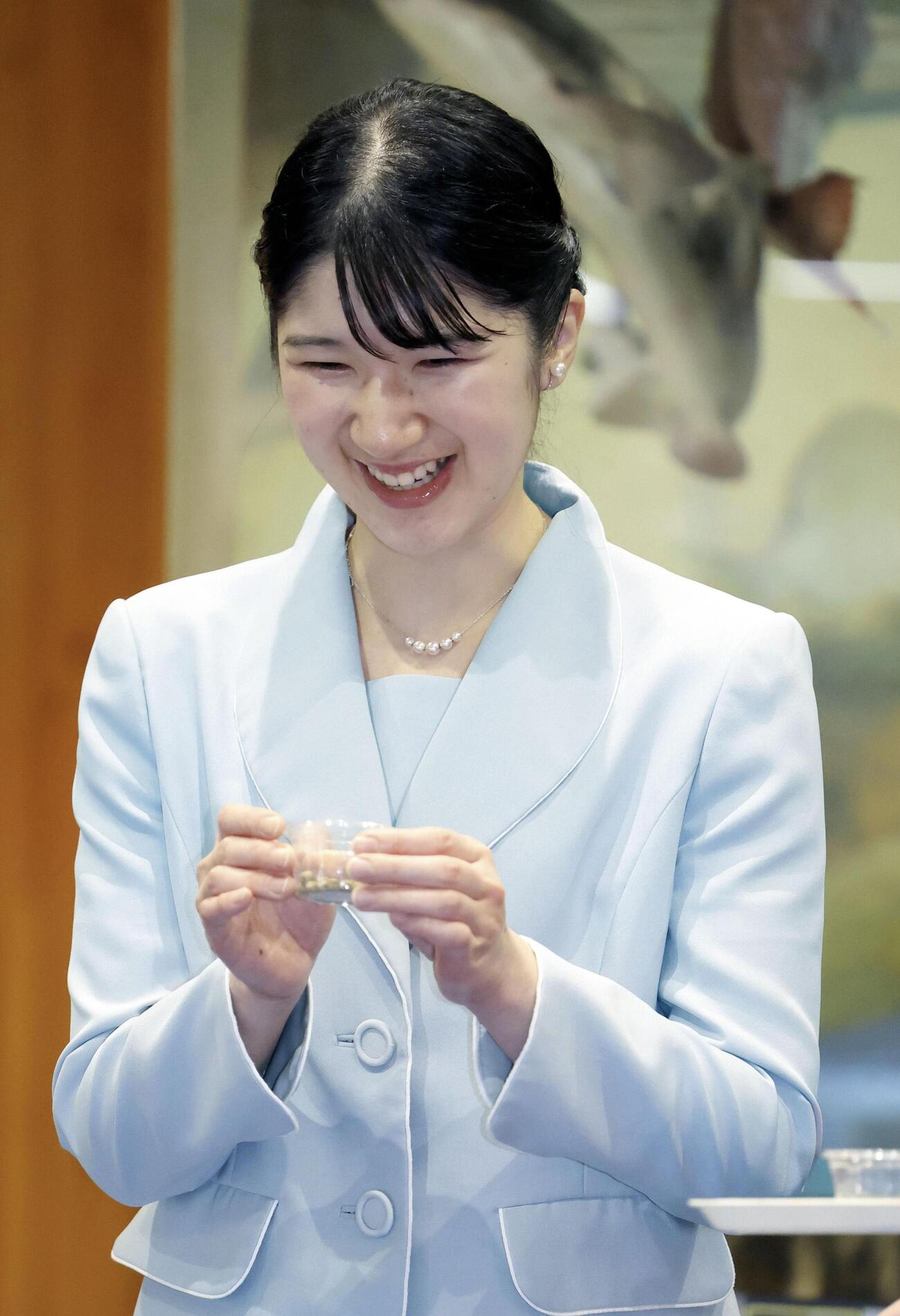 水族館「とっとり賀露かにっこ館」でヒラメの餌やりを体験される愛子さま＝19日午後、鳥取市（代表撮影）