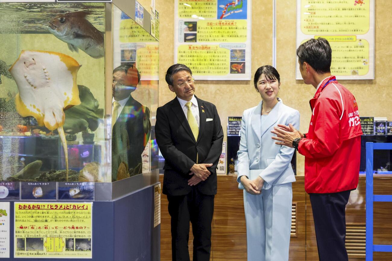 水族館「とっとり賀露かにっこ館」を訪問された愛子さま＝19日午後、鳥取市（代表撮影）