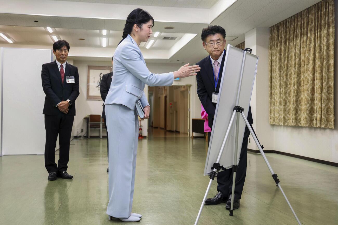 鳥取市佐治町を訪問し、住民らと懇談される愛子さま＝19日午前（代表撮影）