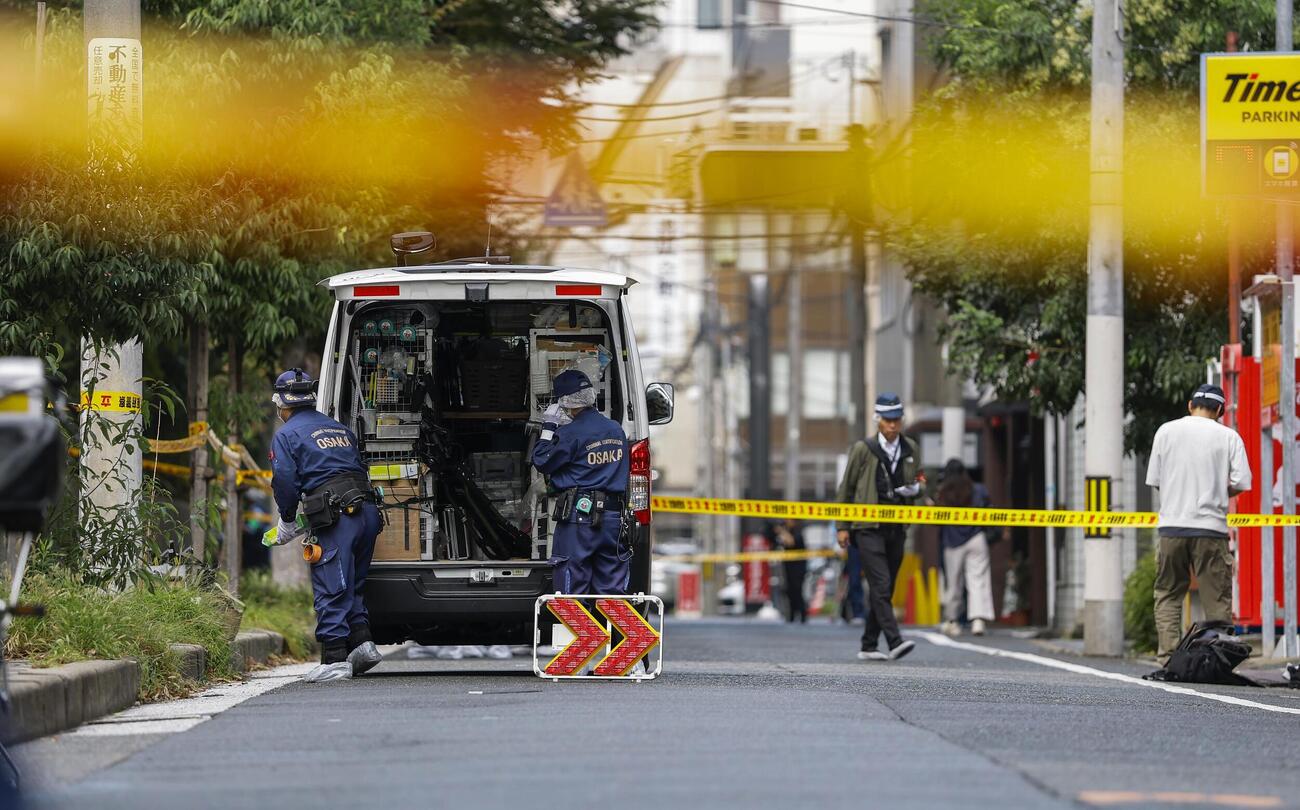 男性が刺された大阪地裁付近の現場を調べる大阪府警の捜査員ら（共同）