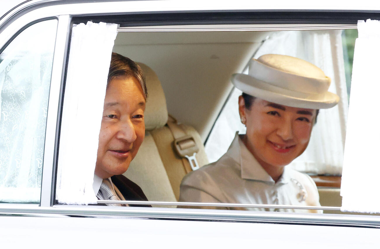 92歳の誕生日を迎えた上皇后美智子さまにあいさつするため、仙洞御所に入られる天皇、皇后両陛下（代表撮影）（共同）