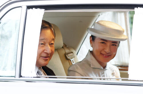 上皇后美智子さまの92歳祝う 天皇、皇后両陛下、仙洞御所を訪問 - 社会