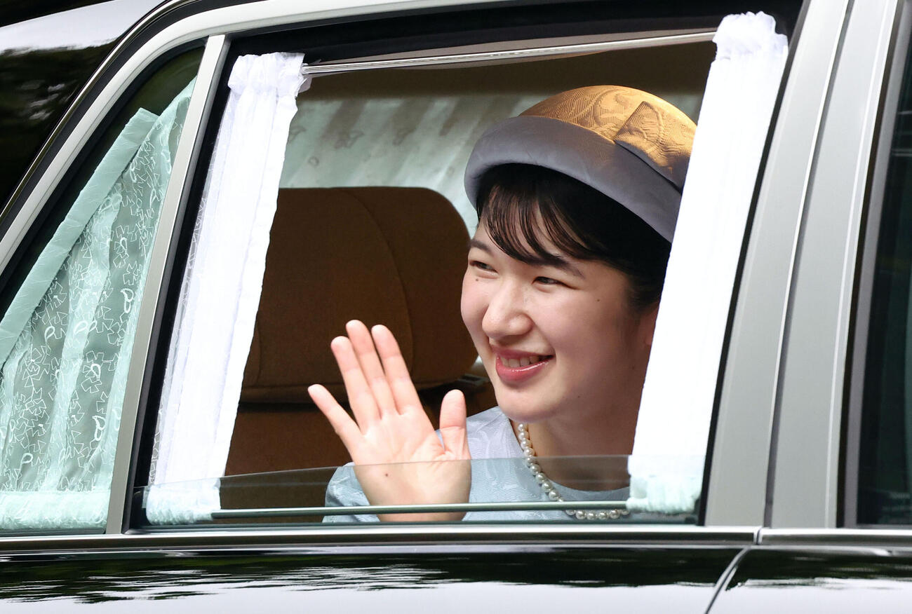 上皇后美智子さまの92歳の誕生日を祝うため、仙洞御所に入られる愛子さま＝20日午前、東京・元赤坂（代表撮影）