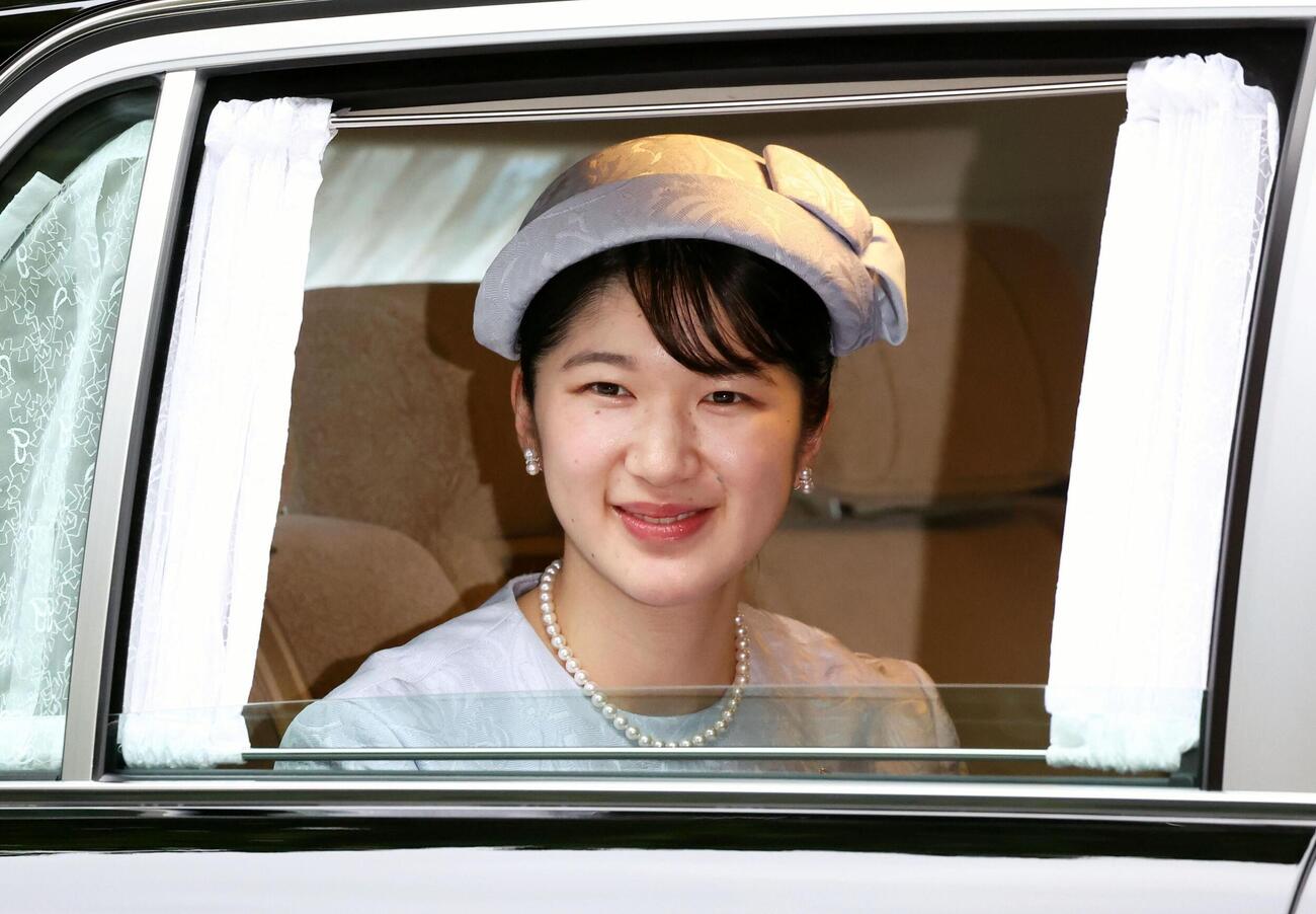 上皇后美智子さまの92歳の誕生日を祝うため、仙洞御所に入られる愛子さま＝20日午前、東京・元赤坂（代表撮影）