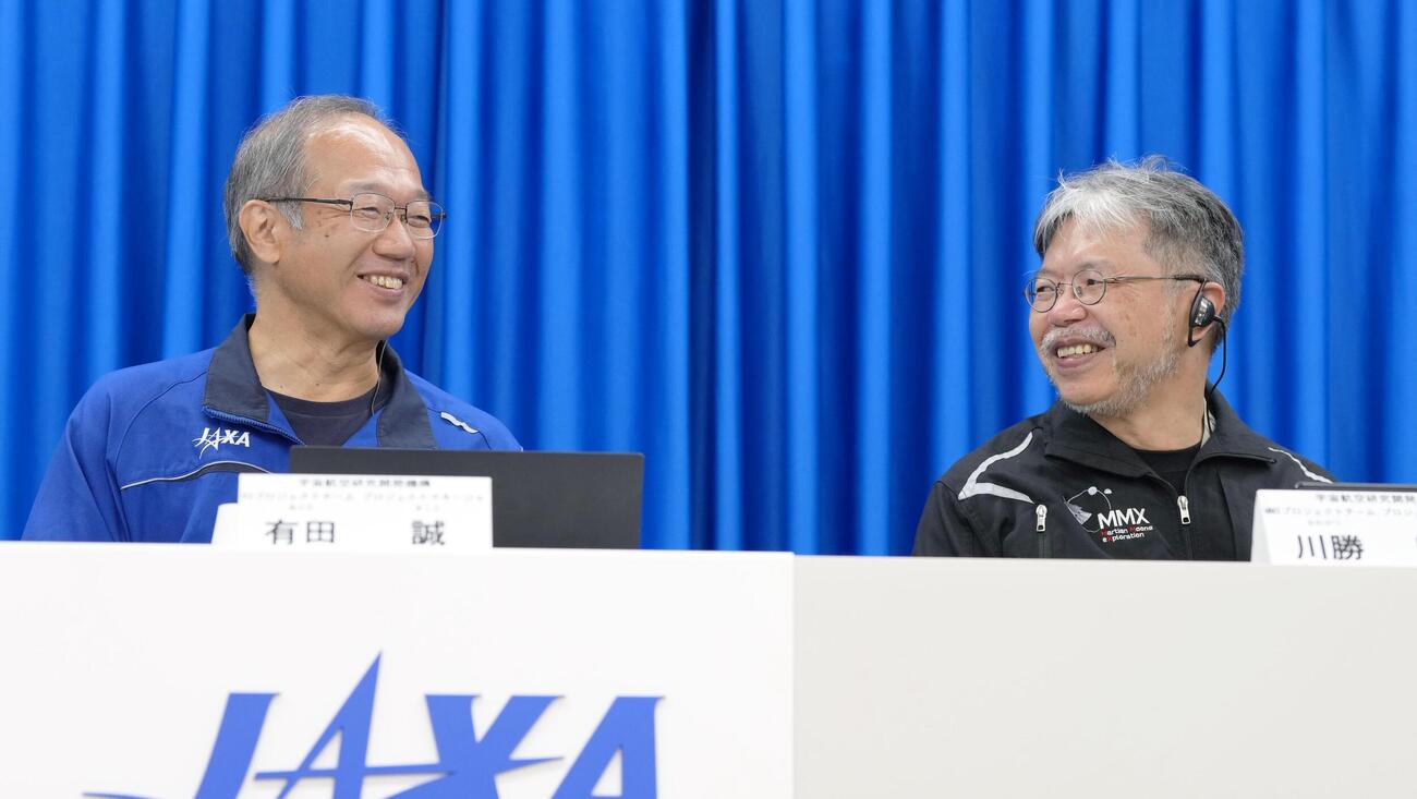 H3ロケット10号機の打ち上げ後、記者会見するJAXAの有田誠プロジェクトマネージャ（左）と川勝康弘プロジェクトマネージャ（共同）