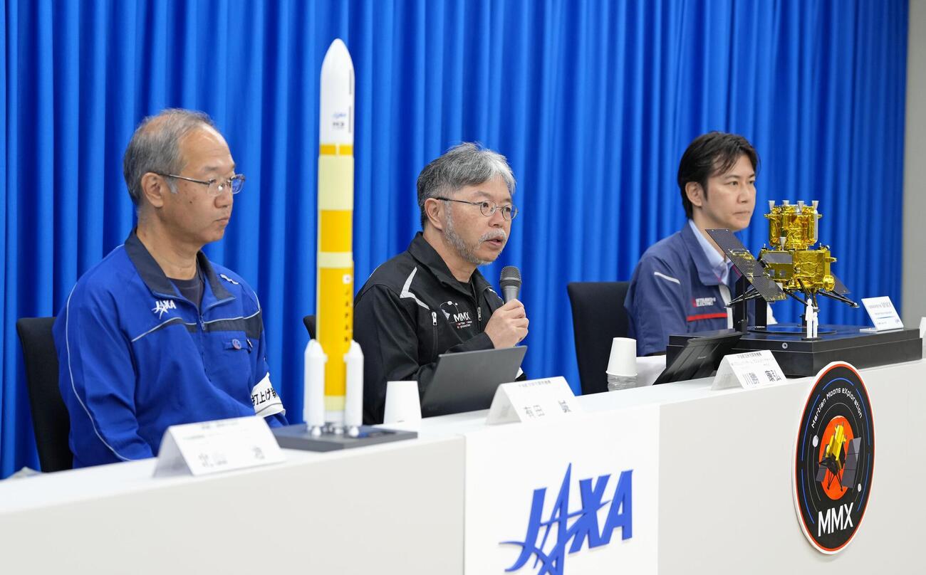 H3ロケット10号機の打ち上げ後、記者会見するJAXAの有田誠プロジェクトマネージャ（左）と川勝康弘プロジェクトマネージャ（中央）ら（共同）
