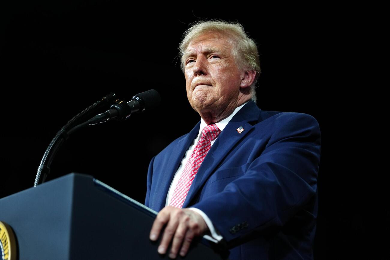 19日、米カンザス州で開かれた選挙集会で演説するトランプ大統領（AP＝共同）