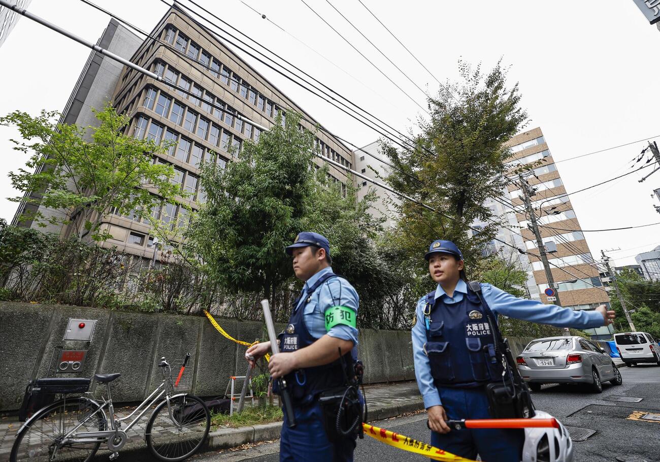 男性が刺される事件があった大阪地裁付近を警戒する警察官（共同）