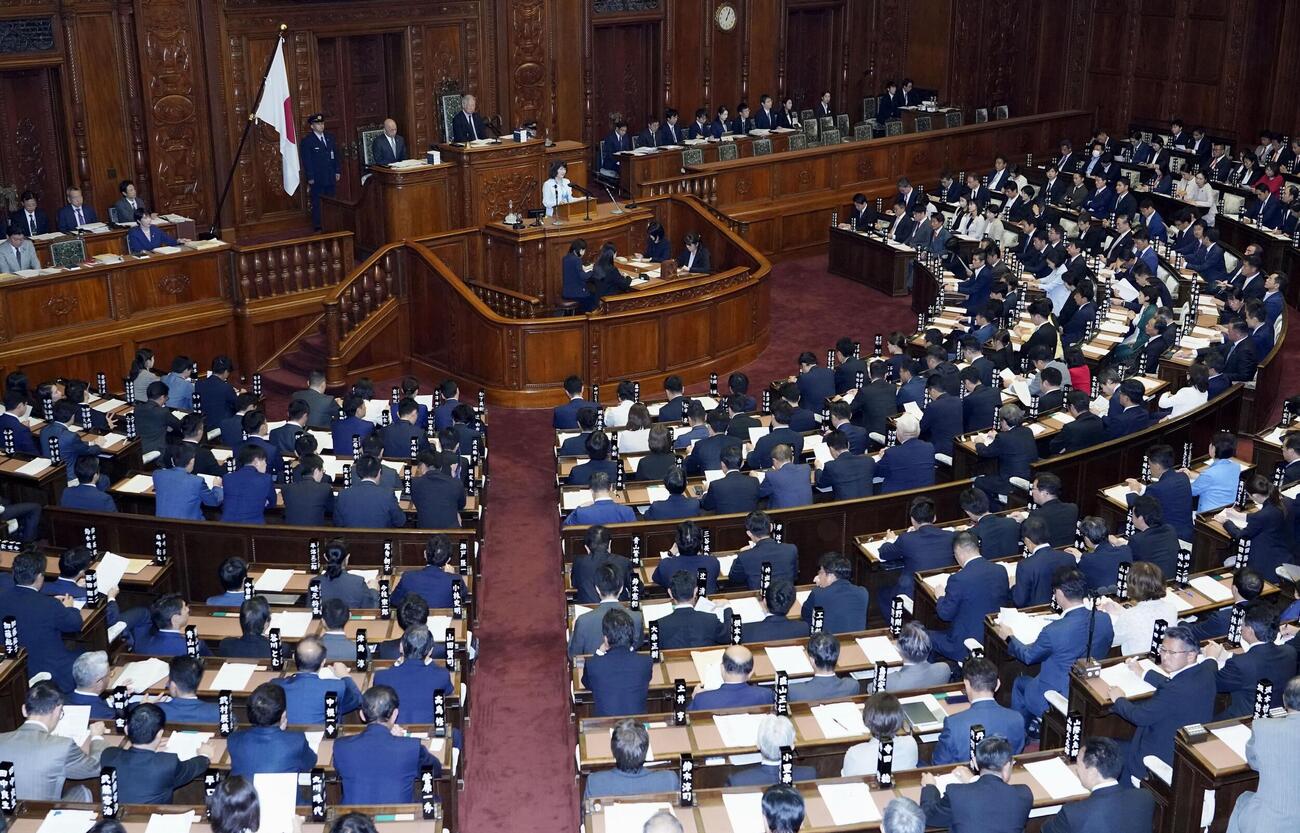 消費税減税関連法案が審議入りした衆院本会議＝20日午後（共同）