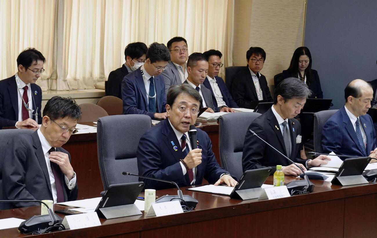 AIの導入加速に向けた関係府省庁連絡会議の初会合で、あいさつする赤沢経産相（手前左から2人目）＝21日午前、経産省（共同）