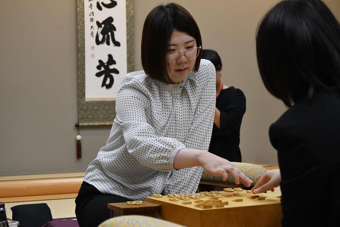昨年に続いて中七海女流三段を下して5連覇を達成した西山朋佳女流王将