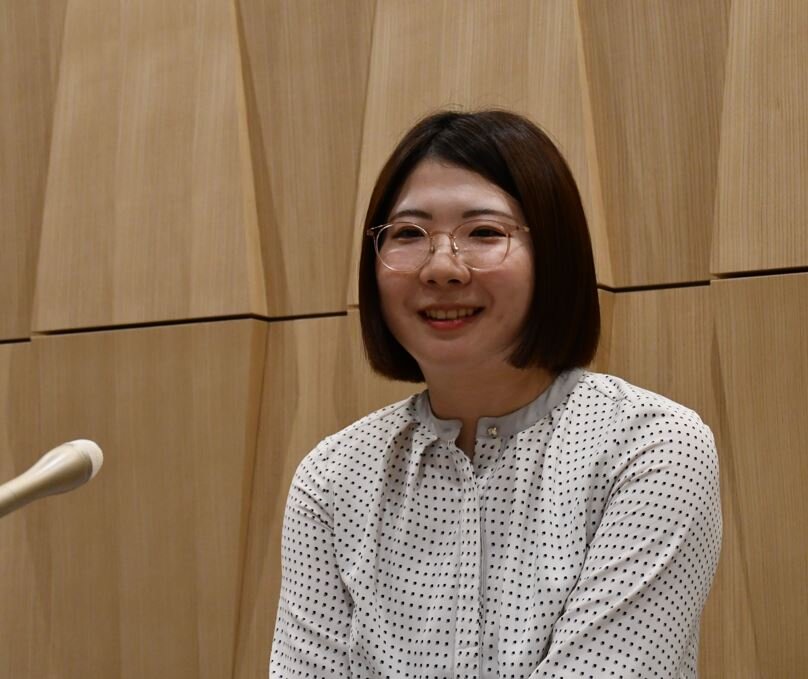 5連覇を達成して記者会見に応じる西山朋佳女流王将