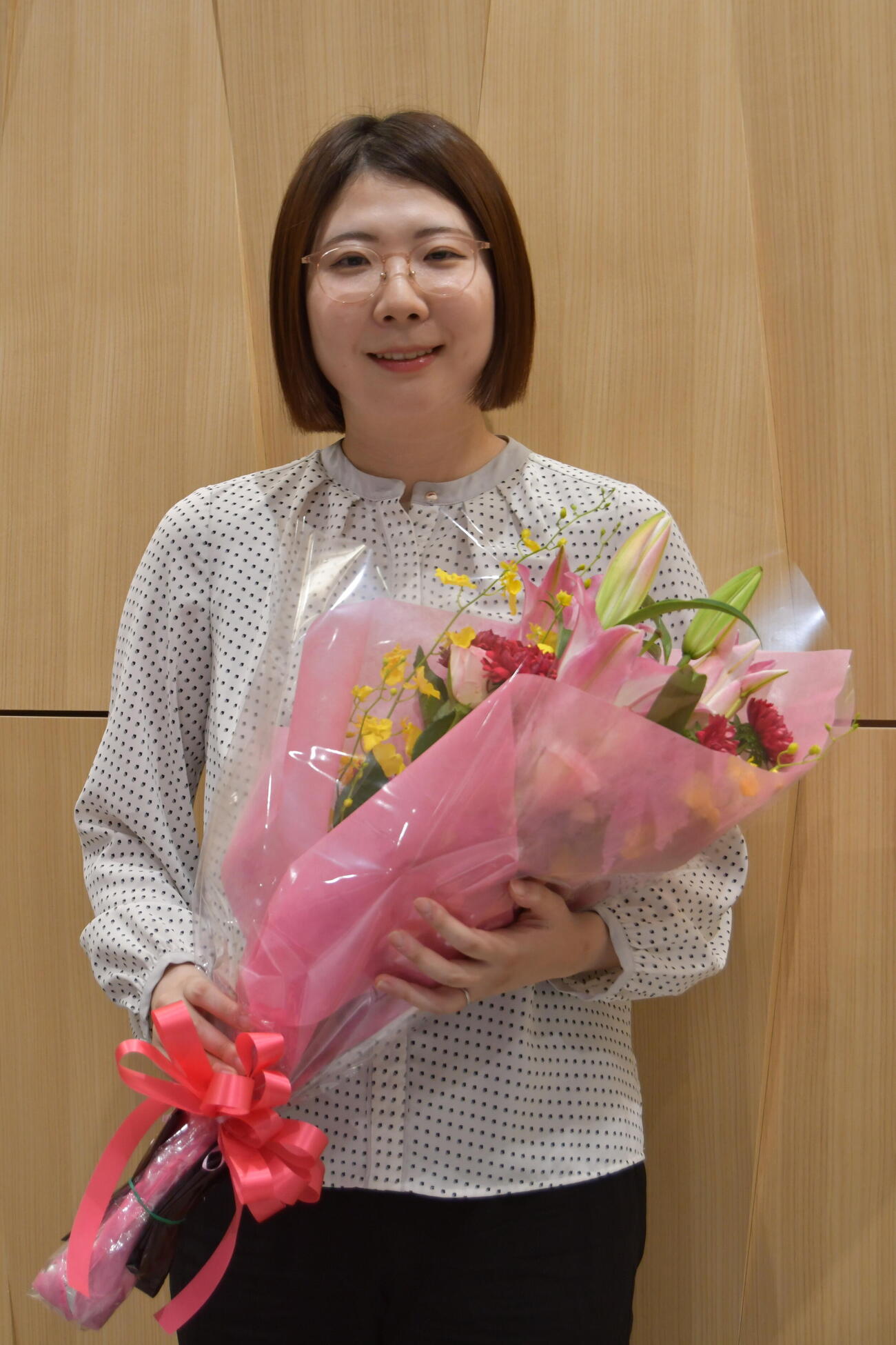 5連覇を達成して花束を手にする西山朋佳女流王将