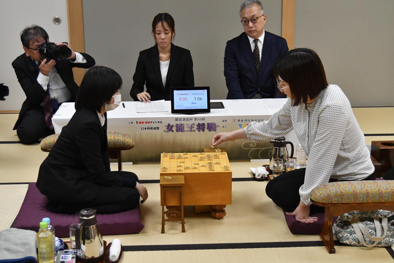 霧島酒造杯第48期女流王将戦3番勝負は昨年に続いて中七海女流三段（左）を2勝1敗で下した西山朋佳女流王将が5連覇を達成