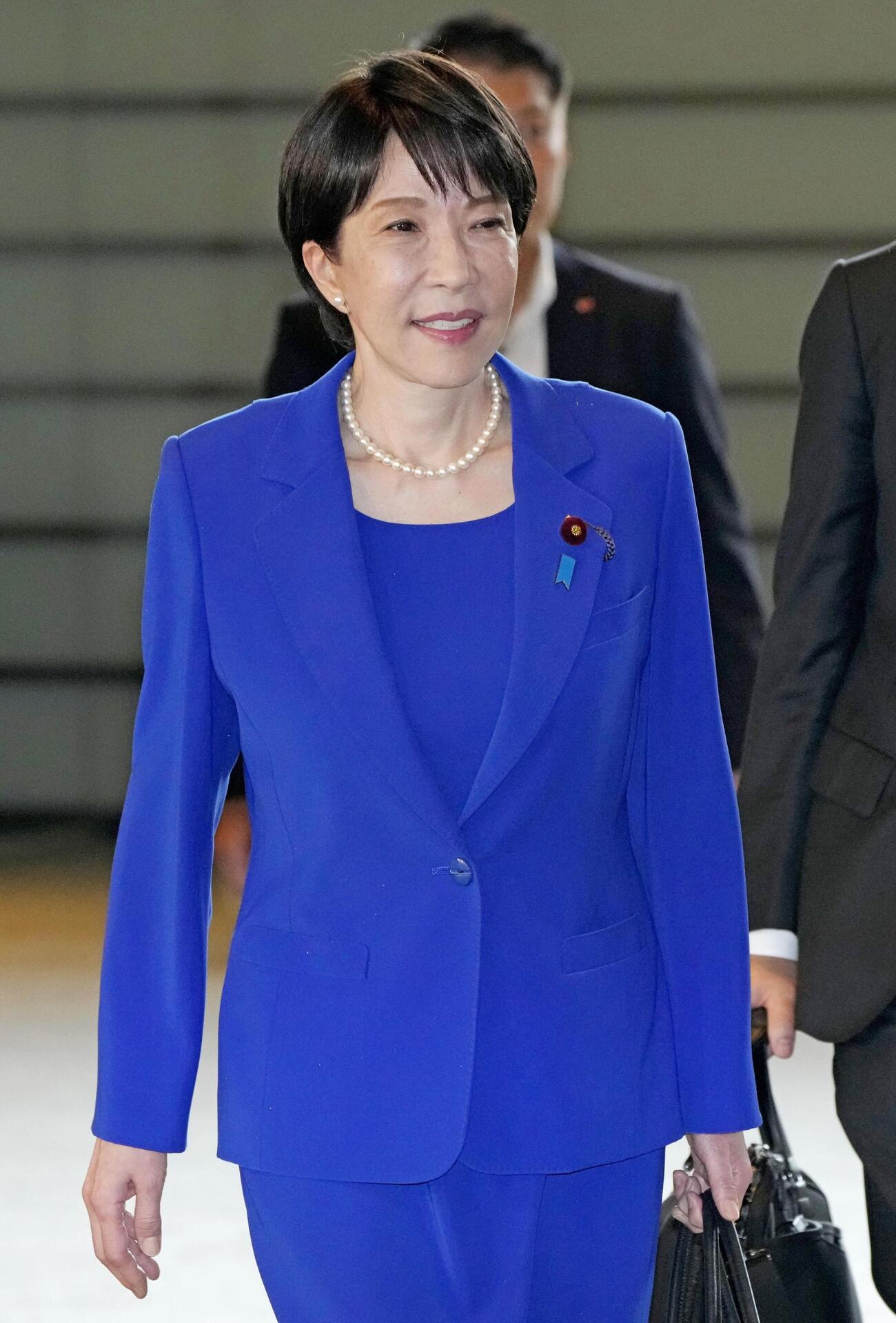 首相官邸に入る高市首相＝21日午前（共同）