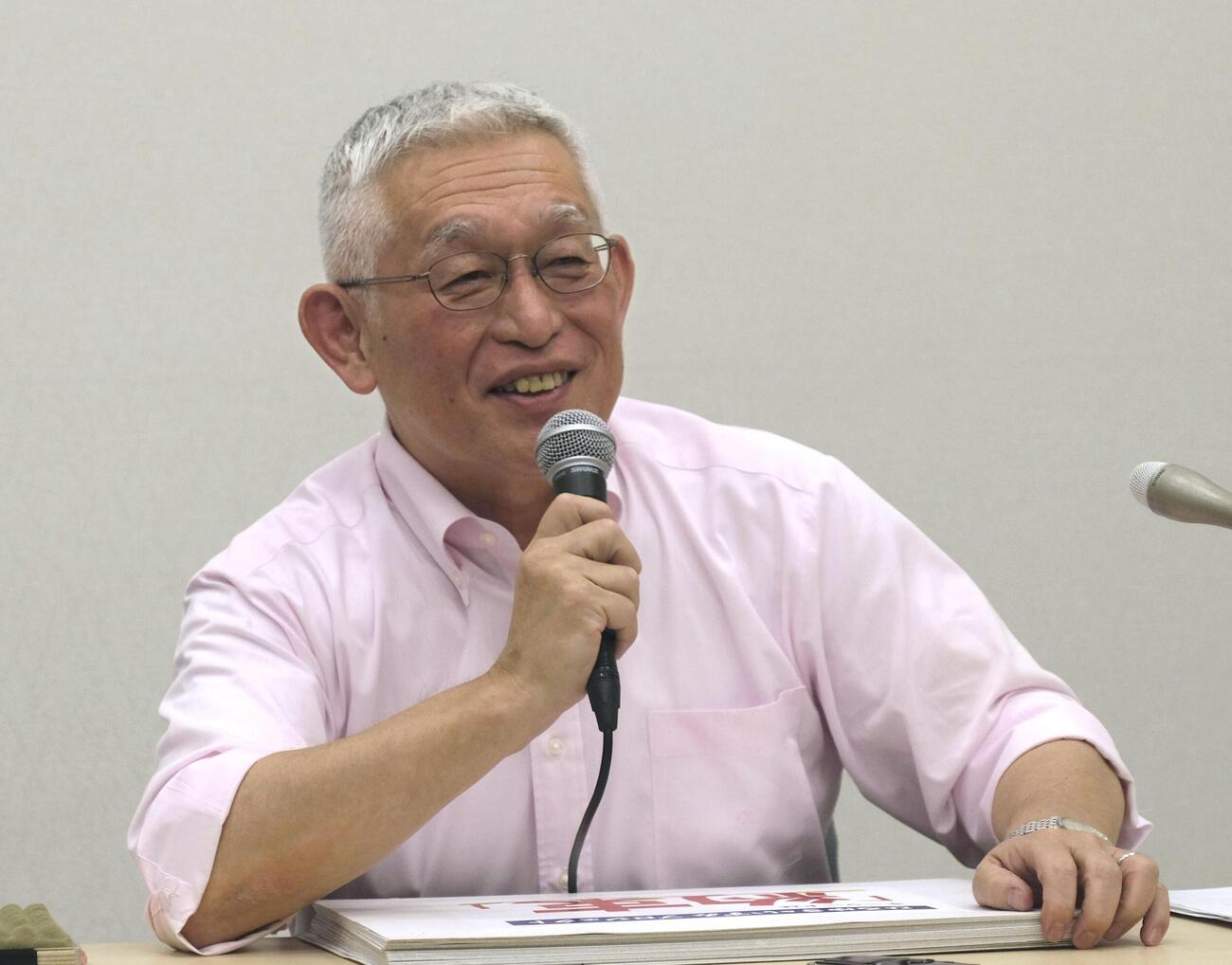 記者会見する泉房穂参院議員＝21日午後、国会（共同）